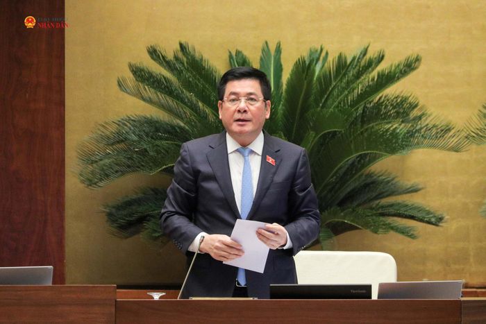 Phó Chủ tịch Quốc hội Nguyễn Hồng Diên điều hành phiên thảo luận. Ảnh Hồ Long