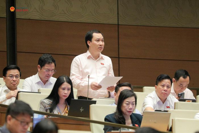 ĐBQH Vũ Văn Tiến (TP. Hải Phòng) phát biểu thảo luận. Ảnh Hồ Long