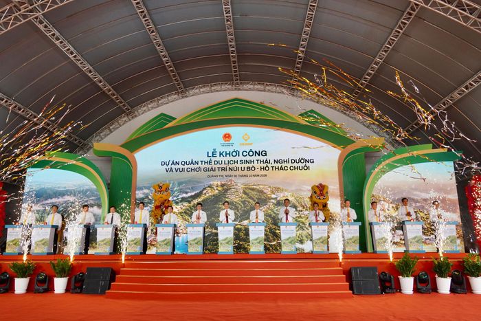Các đại biểu bấm nút khởi công dự án Quần thể du lịch sinh thái, nghỉ dưỡng và vui chơi giải trí núi U Bò - Hồ Thác Chuối. Ảnh: Khánh Trinh