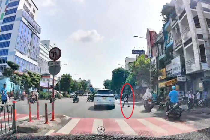Người đi bộ băng qua đường không đúng nơi quy định, tiềm ẩn nguy cơ tai nạn giao thông