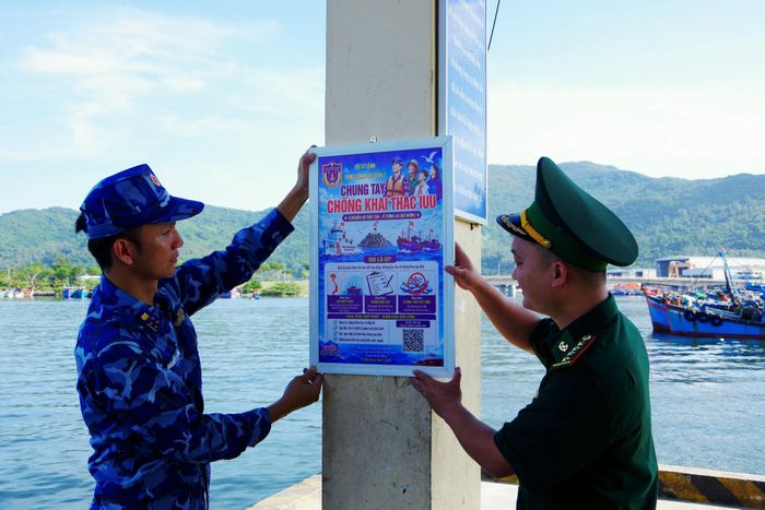 Cán bộ Bộ Tư lệnh Vùng Cảnh sát biển 2 ứng dụng công nghệ số trong công tác tuyên truyền pháp luật. Ảnh: Khắc Hải