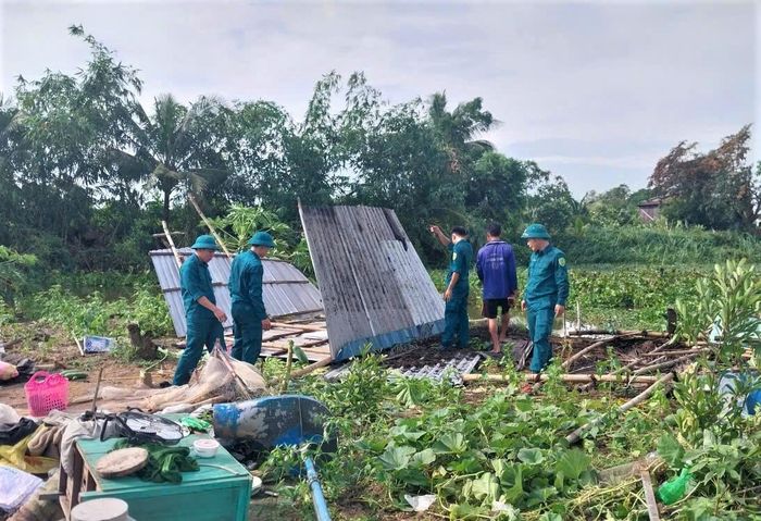 Lực lượng vũ trang hỗ trợ người dân khắc phục hậu quả sau mưa giông