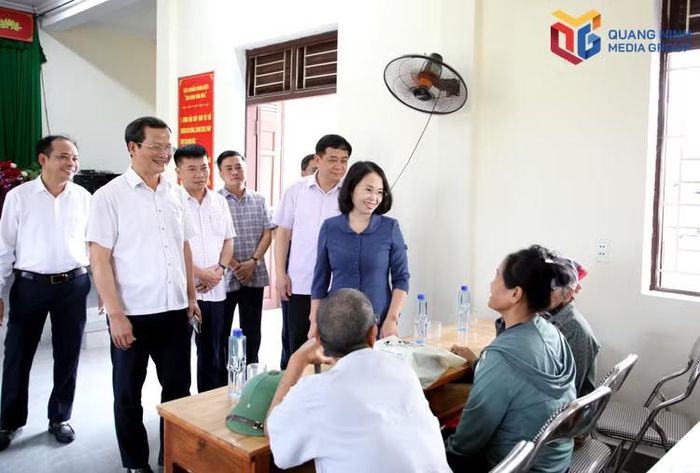 Phó Bí thư Thành ủy, Chủ tịch HĐND thành phố Quảng Ninh Trịnh Thị Minh Thanh trao đổi với người dân phường Hoàng Quế đến nhận tiền hỗ trợ đền bù GPMB dự án đường sắt tốc độ cao Hà Nội - Quảng Ninh. Ảnh: Mạnh Trường (Q.M.G)