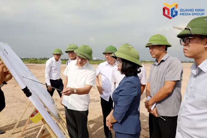 Phó Bí thư Thành ủy, Chủ tịch HĐND thành phố Quảng Ninh Trịnh Thị Minh Thanh kiểm tra tiến độ GPMB dự án KCN Bắc Tiền Phong. Ảnh: Mạnh Trường (Q.M.G)