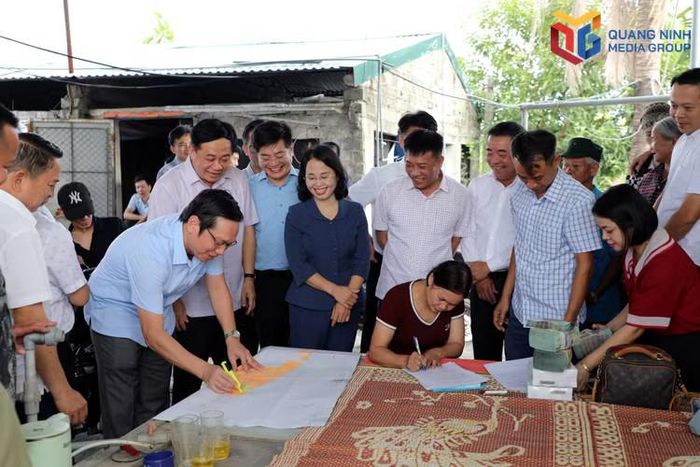 Đoàn công tác chứng kiến buổi bàn giao mặt bằng giữa người dân và UBND phường Yên Tử. Ảnh: Mạnh Trường (Q.M.G)