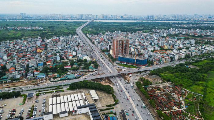Đường Cổ Linh, phường Long Biên, sẽ được rào chắn một phần để phục vụ thi công dự án đường trên cao kết nối cao tốc Hà Nội - Hải Phòng