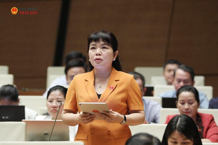 ĐBQH Nguyễn Thị Thu Hà (Quảng Ninh) phát biểu thảo luận tại hội trường. Ảnh: Khánh Duy