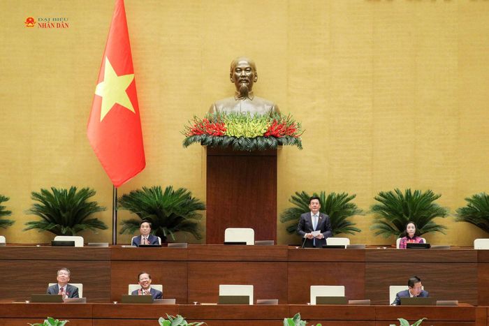 Phó Chủ tịch Quốc hội Nguyễn Hồng Diên điều hành phiên thảo luận về dự án Luật Kinh doanh bất động sản (sửa đổi) sáng 30/10. Ảnh Hồ Long