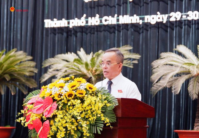 Chánh Văn phòng Đoàn ĐBQH và HĐND TP. Hồ Chí Minh Võ Anh Tuấn trình bày báo cáo tại kỳ họp. Ảnh: Hoa Lê