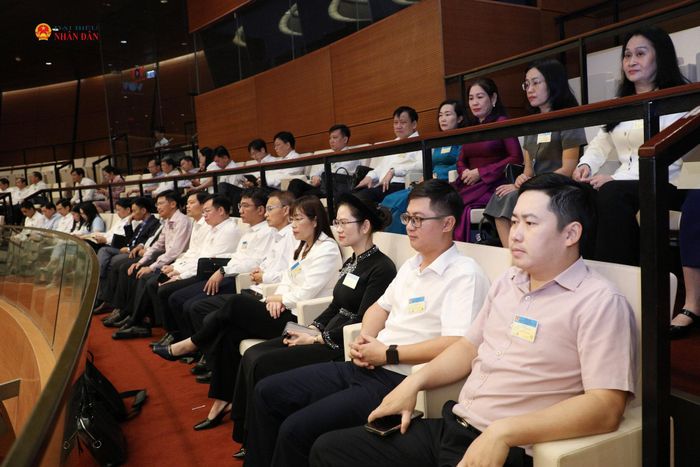 Đại biểu HĐND các tỉnh, thành phố dự thính phiên thảo luận tại hội trường sáng 30/10. Ảnh: Khánh Duy
