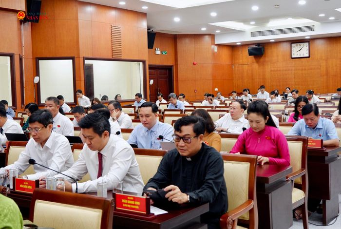 Các đại biểu HĐND biểu quyết thông qua các nghị quyết. Ảnh: Hoa Lê