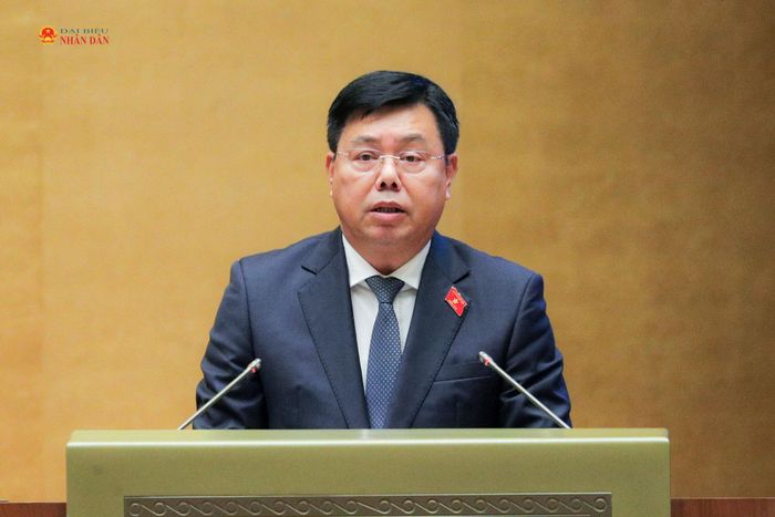 Bộ trưởng Bộ Nội vụ Nguyễn Tiến Hải phát biểu giải trình, làm rõ một số vấn đề đại biểu Quốc hội nêu. Ảnh: Hồ Long