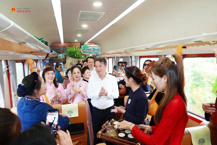 Du khách thưởng trà, trải nghiệm văn hóa đặc trưng của vùng đất Thái Nguyên trên hành trình. Ảnh: Đồng Thưởng.