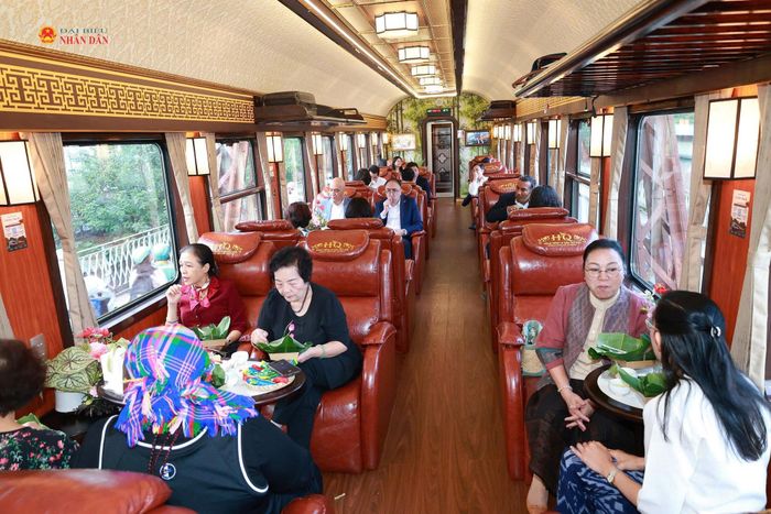 Chuyến tàu Di sản mở thêm không gian kết nối du lịch giữa Thủ đô Hà Nội và tỉnh Thái Nguyên. Ảnh: Đồng Thưởng.