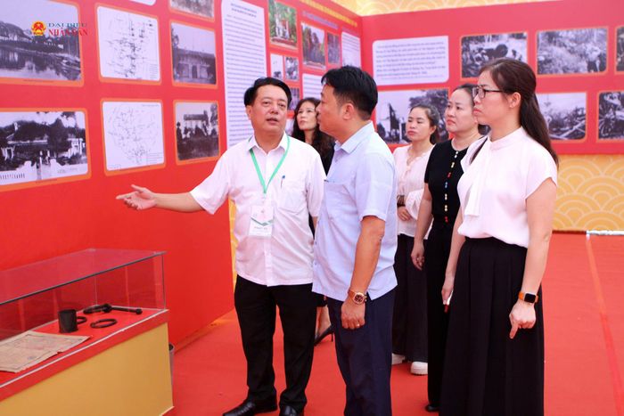 Hệ thống hình ảnh, tư liệu, hiện vật tại triển lãm góp phần tái hiện truyền thống lịch sử, văn hóa và những đóng góp của quân, dân Thái Nguyên trong sự nghiệp đấu tranh giải phóng dân tộc. Ảnh: Quang Huy.