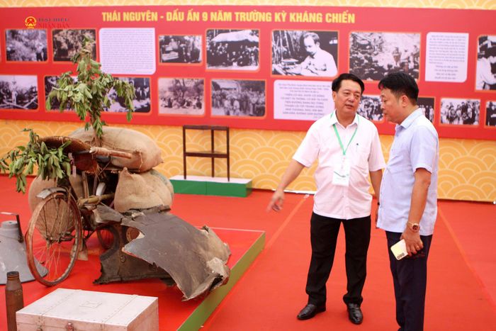 Triển lãm là dịp để người dân, đặc biệt là thế hệ trẻ, tìm hiểu lịch sử hình thành, xây dựng và phát triển của tỉnh Thái Nguyên. Ảnh: Quang Huy.