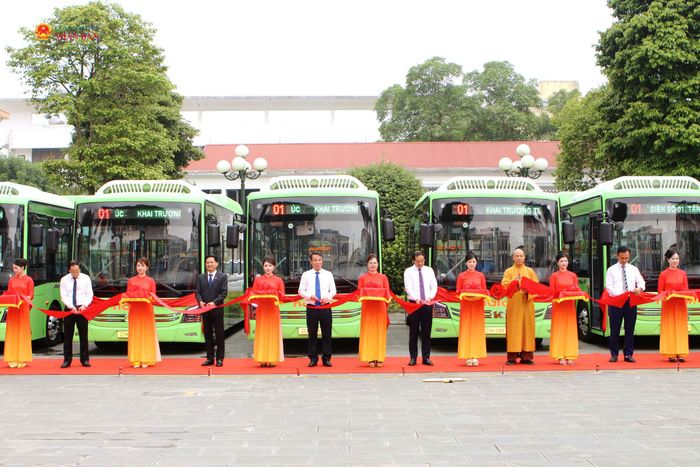 Các đại biểu thực hiện nghi thức khai trương tuyến xe buýt điện số 01 Tân Long - Đa Phúc. Ảnh: Đồng Thưởng.