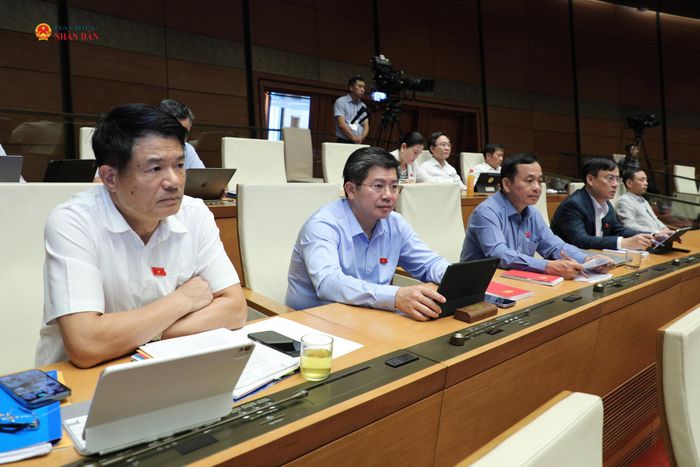 Các ĐBQH tham dự phiên thảo luận tại hội trường về kinh tế - xã hội. Ảnh: Khánh Duy