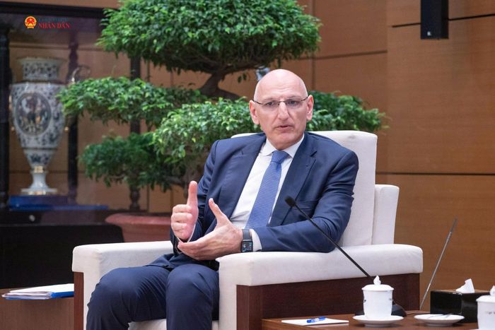 Đại sứ, Đặc phái viên Tổng thống Cộng hòa Azerbaijan Elchin Amirbayov phát biểu tại cuộc tiếp. Ảnh: Đắc Trường