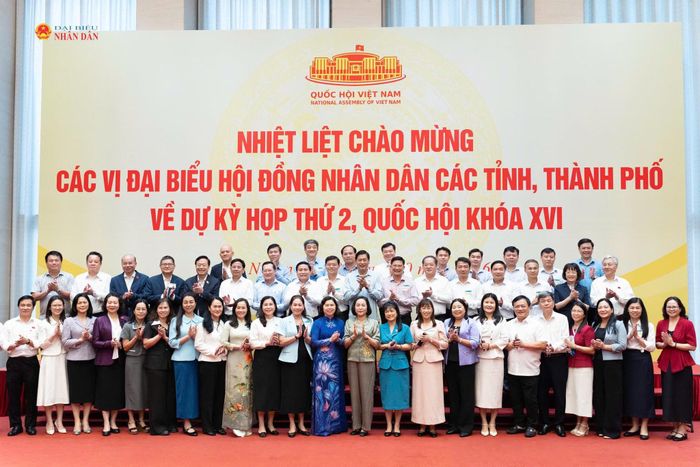Phó Chủ tịch Quốc hội Nguyễn Thị Thanh và các đại biểu chụp ảnh lưu niệm
