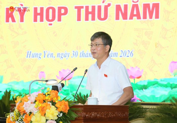 Phó Chủ tịch Thường trực HĐND tỉnh Lê Xuân Tiến điều hành nội dung biểu quyết thông qua các nghị quyết tại HĐND tỉnh