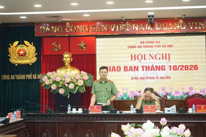 Thiếu tướng Nguyễn Ngọc Quyền, Phó Bí thư Đảng ủy, Phó Giám đốc CATP điều hành phần tham luận tại Hội nghị.