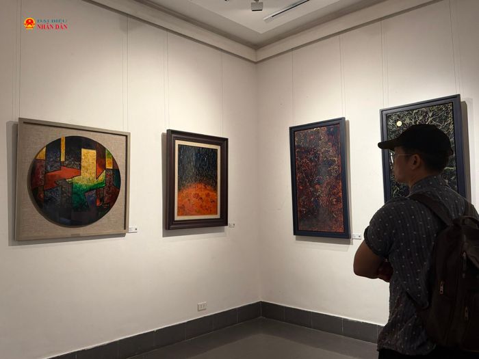 Công chúng tham quan triển lãm