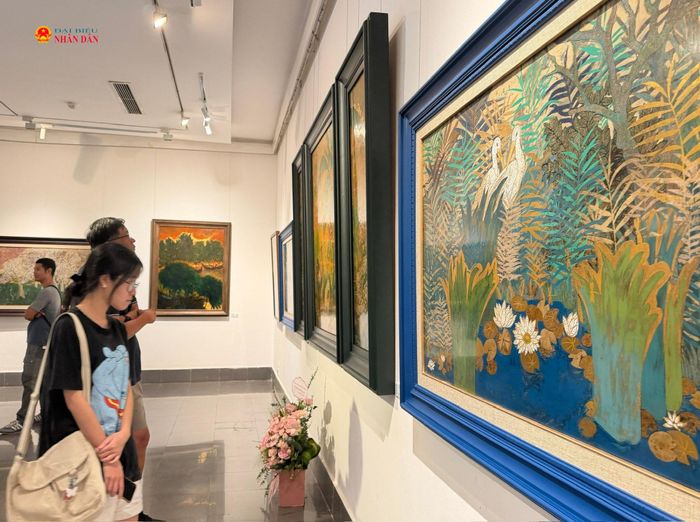 Các tác phẩm của Lily Lai, Hoàng Ngọc Nhung, Nguyễn Thùy Dương và Cao Phương Thảo mang đến những tìm tòi mới mẻ trong cách phối màu