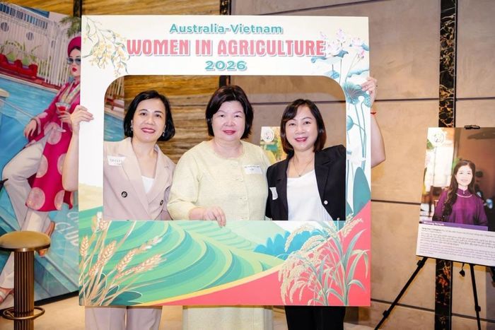 Bà Cao Xuân Thu Vân (giữa), Chủ tịch Liên minh Hợp tác xã Việt Nam tham dự  sự kiện“Phụ nữ trong nông nghiệp Australia - Việt Nam”. Bà Cao Xuân Thu  khẳng định nâng cao vai trò của phụ nữ trong HTX, đặc biệt trong lĩnh vực nông nghiệp, là một trong những ưu tiên quan trọng của hệ thống Liên minh.