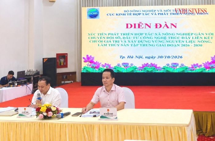 Ông Lê Đức Thịnh, Cục trưởng Cục Kinh tế hợp tác và Phát triển nông thôn (bên trái) và ông Đỗ Mạnh Khởi, Phó Cục trưởng Cục Phát triển doanh nghiệp tư nhân và kinh tế tập thể - KTTT (Bộ Tài chính) chủ trì diễn đàn.