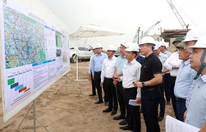 Phó Chủ tịch UBND Thành phố Bùi Duy Cường kiểm tra hiện trường Dự án cầu Hồng Hà thuộc đường Vành đai 4 - Vùng Thủ đô. Ảnh: UBND TP Hà Nội