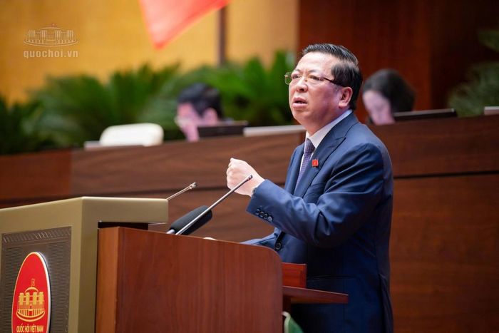 Bộ trưởng Xây dựng Trần Hồng Minh phát biểu giải trình cuối phiên thảo luận. Ảnh: Media Quốc hội
