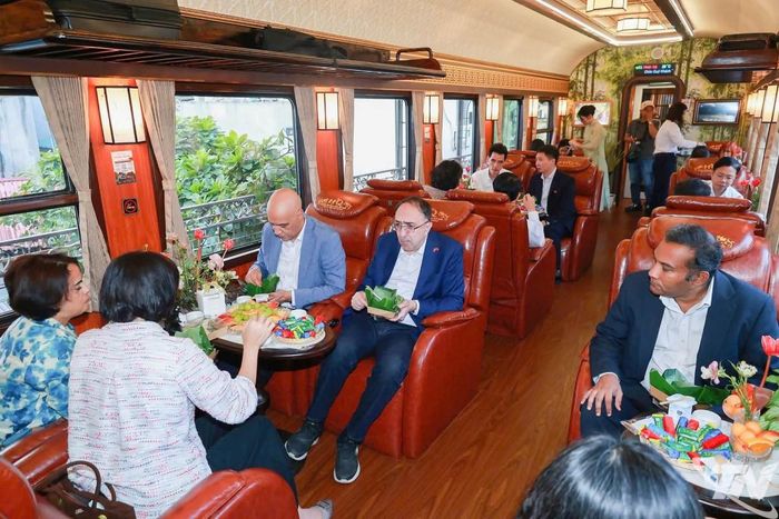 Chuyến tàu Di sản đưa các đại sứ, phu nhân/phu quân và các Trưởng văn phòng đại diện nước ngoài tại Việt Nam, bạn bè quốc tế đến Thái Nguyên. Ảnh: Cổng TTĐT tỉnh Thái Nguyên