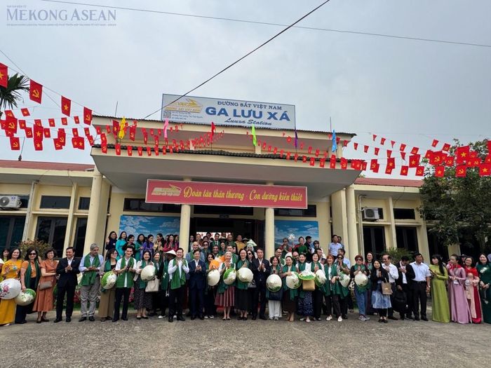 Đại diện Bộ Ngoại giao, lãnh đạo tỉnh Thái Nguyên chụp ảnh lưu niệm cùng đoàn khách quốc tế tại ga Lưu Xá. Ảnh: Ngọc Linh