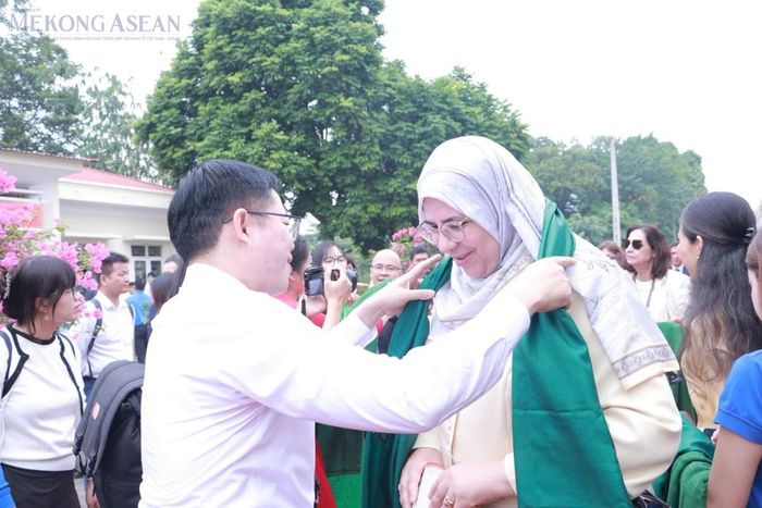 Du khách nhận quà lưu niệm từ Tổng công ty đường sắt Việt Nam. Ảnh: Ngọc Linh