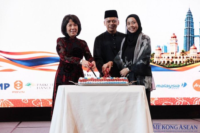 Thứ trưởng Nguyễn Thị Hoàng Vân và Đại sứ Malaysia tại Việt Nam Jamal Sharifuddin Johan cùng Phu nhân Aida Mastura Ahmad Nadzri cắt bánh tại sự kiện. Ảnh: Tùng Dương/Mekong ASEAN