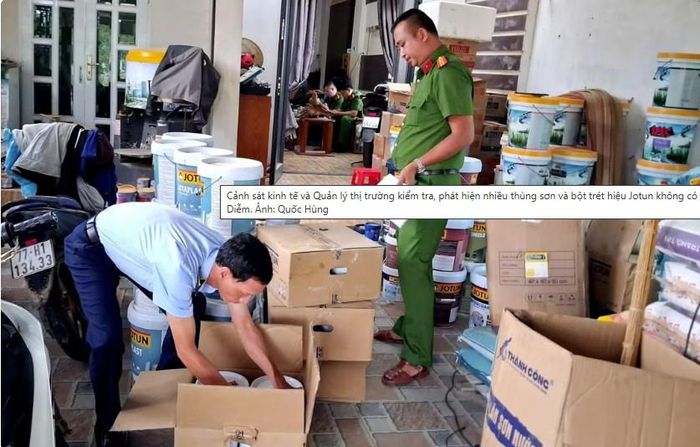 Cảnh sát kinh tế và Quản lý thị trường kiểm tra, phát hiện nhiều thùng sơn và bột trét hiệu Jotun không có hóa đơn chứng từ tại cửa hàng Quang Diễm. Ảnh: QH