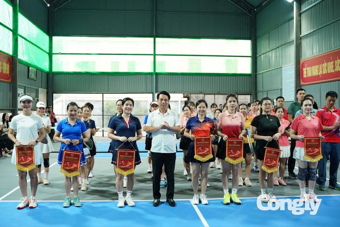 Nụ cười rạng rỡ và tinh thần giao lưu, đoàn kết, thắt chặt tình cảm giữa các đơn vị TAND hai cấp tỉnh Lạng Sơn và Báo Công lý.