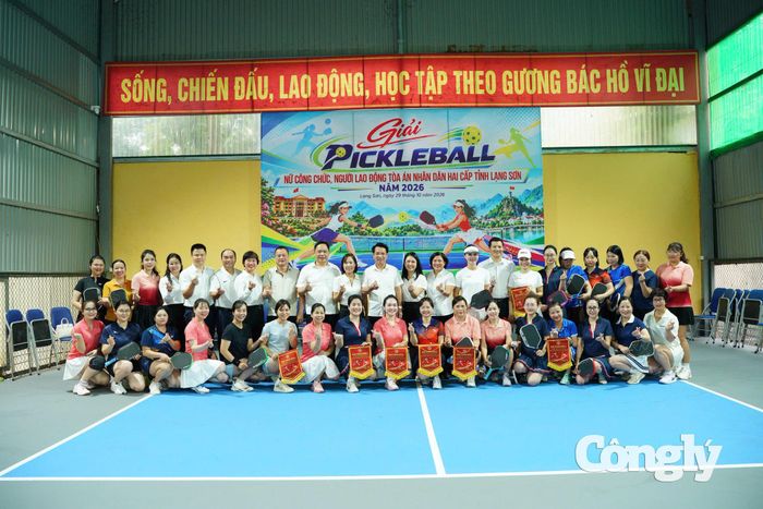 Lãnh đạo TAND tỉnh Lạng Sơn chụp ảnh lưu niệm cùng 28 nữ tay vợt tham gia giải đấu.