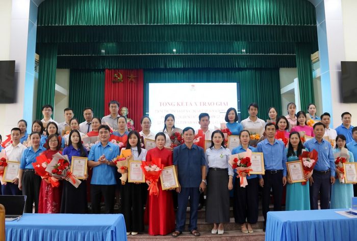 Các đại biểu chụp ảnh cùng các tập thể, cá nhân đoạt giải
