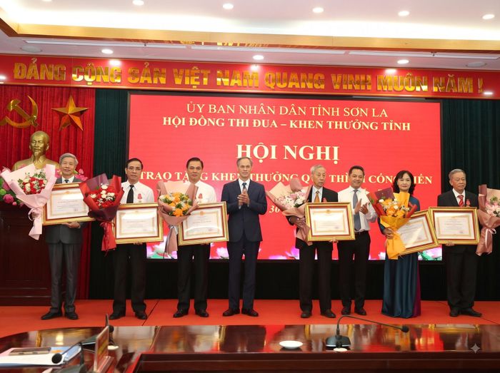 Lãnh đạo Ban Thi đua - Khen thưởng Trung ương và lãnh đạo tỉnh Sơn La trao Huân chương Lao động hạng Nhì cho các cá nhân