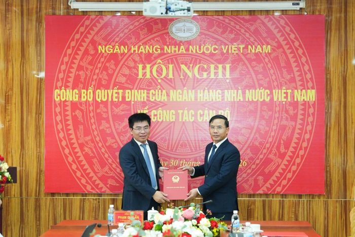 Thống đốc NHNN Phạm Đức Ấn trao quyết định cho đồng chí Đỗ Giang Nam