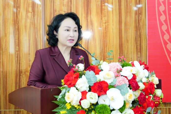 Đồng chí Trần Thu Huyền, Ủy viên Ban Thường vụ Đảng ủy, Vụ trưởng Vụ Tổ chức cán bộ NHNN công bố Quyết định