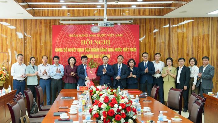 Các đại biểu chụp ảnh lưu niệm