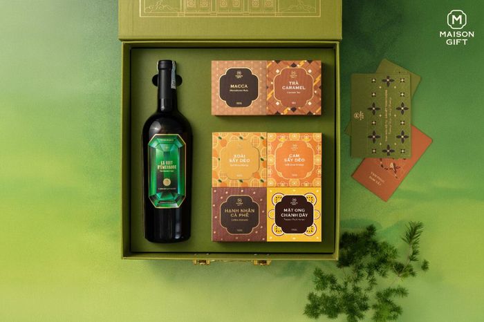 Hạnh Phúc 5 đặt vang Pháp Nuit d'Emeraude cạnh trà, hạt, mật ong và trái cây sấy.