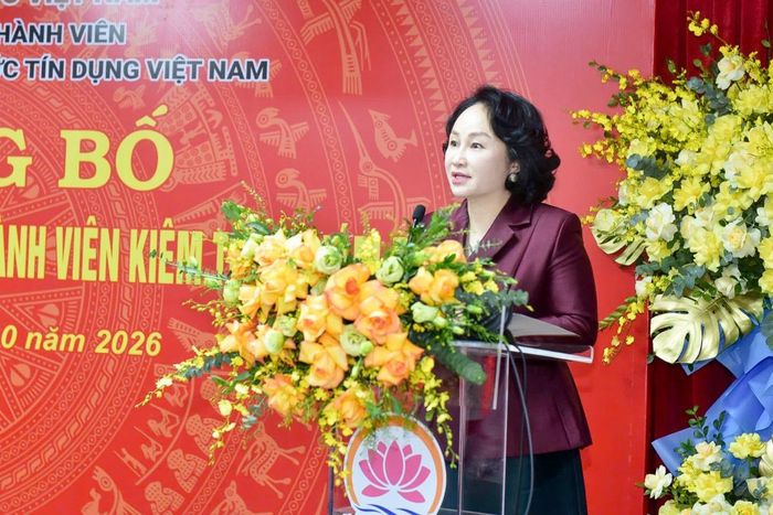Đồng chí Trần Thu Huyền, Ủy viên Ban Thường vụ Đảng ủy, Vụ trưởng Vụ Tổ chức cán bộ NHNN công bố Quyết định