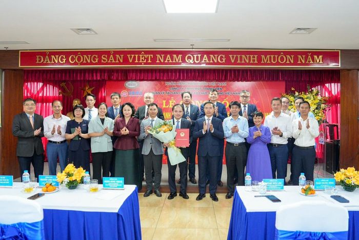 Thống đốc chụp ảnh lưu niệm cùng các Đại biểu