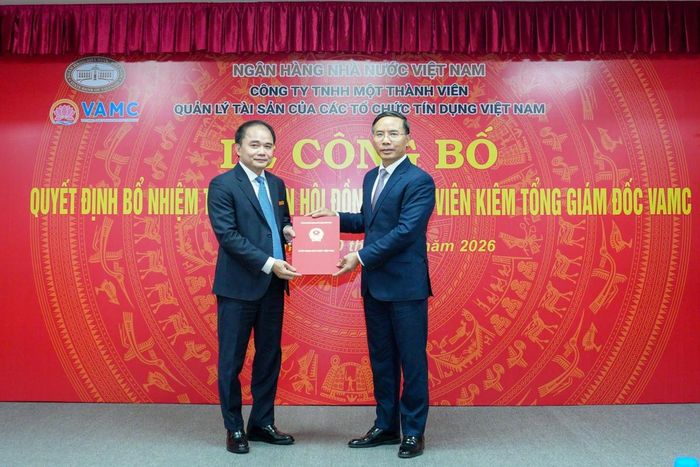 Thống đốc NHNN Phạm Đức Ấn trao Quyết định bổ nhiệm Thành viên HĐTV kiêm Tổng giám đốc VAMC cho đồng chí Đặng Đình Thích