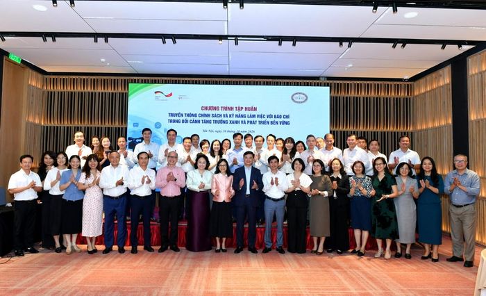 Phó Thống đốc NHNN Phạm Thanh Hà chụp ảnh cùng toàn thể học viên