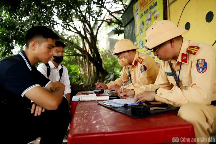 Nhiều học sinh vi phạm bị CSGT lập biên bản xử phạt.
